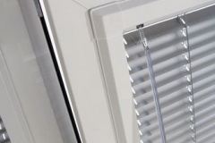 Perfect-fit-metallic-aluminium-venetian-closeup